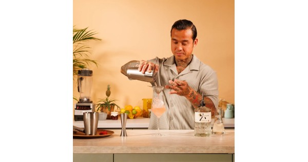 Utilisation du shaker en inox du coffret cocktail Vacu Vin