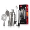 Les sept accessoires de cocktail Vacu Vin devant leur coffret noir