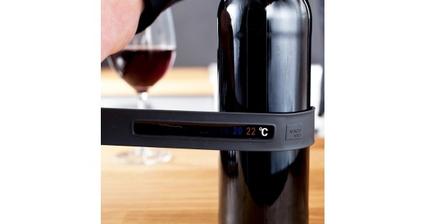 Lecture du thermomètre bracelet Vacu Vin sur une bouteille de vin