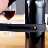 Lecture du thermomètre bracelet Vacu Vin sur une bouteille de vin