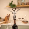 Tire-bouchon à ailettes Vacu Vin placé sur le goulot d’une bouteille