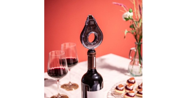 Aérateur Vacu Vin installé sur une bouteille de vin