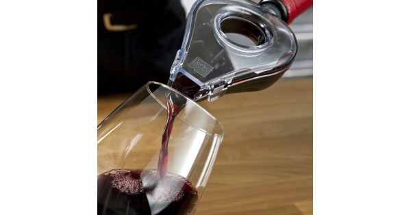 Service du vin rouge avec l’aérateur Vacu Vin