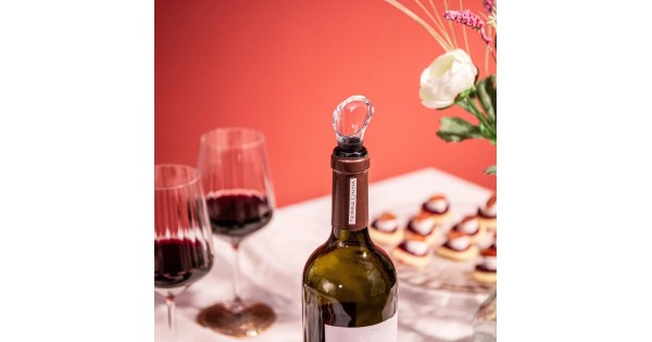 Verseur Wine Server Crystal Vacu Vin posé sur une bouteille à table