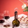 Verseur Wine Server Crystal Vacu Vin posé sur une bouteille à table