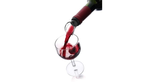Vin rouge servi avec un verseur Wine Server Crystal Vacu Vin