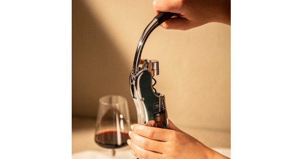 Ouverture d’une bouteille avec le tire-bouchon à levier vertical Vacu Vin
