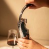 Ouverture d’une bouteille avec le tire-bouchon à levier vertical Vacu Vin