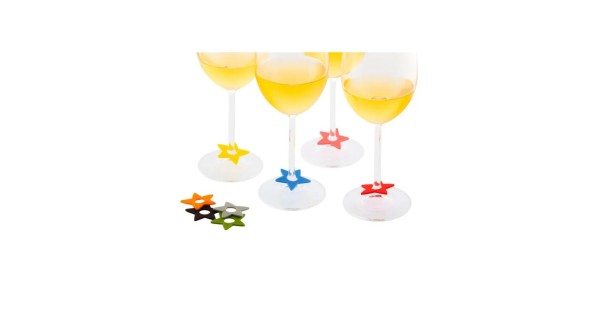 Marque-verres Étoiles Koala de différentes couleurs sur des verres à pied