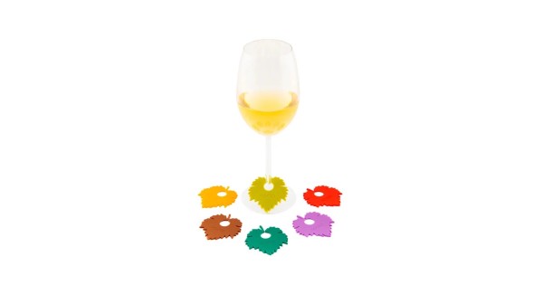 Les six marque-verres Feuilles de vigne Koala autour d’un verre