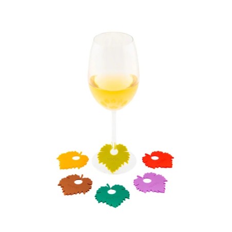 Les six marque-verres Feuilles de vigne Koala autour d’un verre