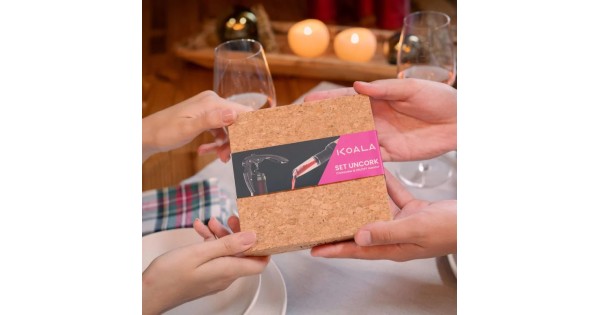 Boîte en liège du coffret UnCork HT Koala tenue en main