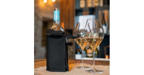 Gaine Tuxedo Premium noire Koala sur une bouteille à table
