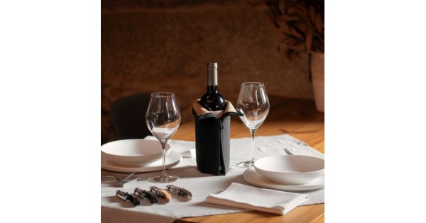 Bouteille dans la gaine Tuxedo noire et liège Koala à table