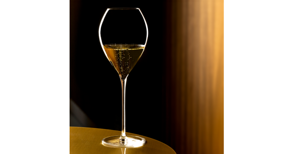 Verre Grand Champagne Ultralight Lehmann rempli de champagne sur fond sombre