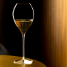 Verre Grand Champagne Ultralight Lehmann rempli de champagne sur fond sombre