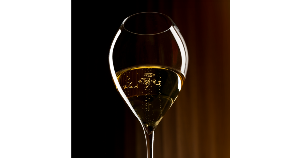 Calice du verre Grand Champagne Lehmann et bulles de champagne en gros plan