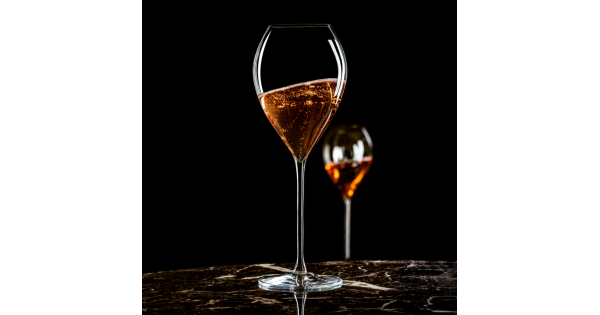 Verres Grand Champagne Lehmann avec champagne sur fond sombre