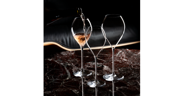 Verres Grand Champagne La Poétique Lehmann réunis sur une table