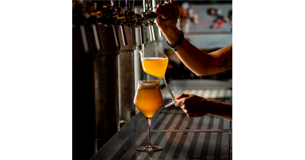 Service de bière dans un verre Craft Lehmann au bar