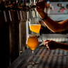 Service de bière dans un verre Craft Lehmann au bar
