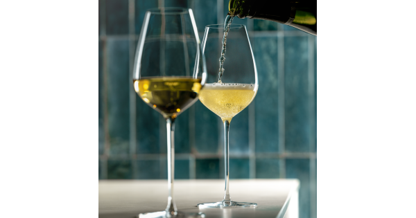 Deux verres Hommage Ultralight Lehmann remplis de vin blanc