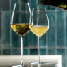Deux verres Hommage Ultralight Lehmann remplis de vin blanc