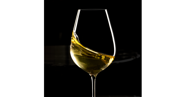 Calice du verre Hommage 45 cl Ultralight Lehmann avec vin blanc