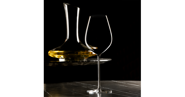 Verre Hommage Ultralight Lehmann à côté d’une carafe de vin