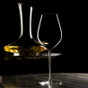 Verre Hommage Ultralight Lehmann à côté d’une carafe de vin