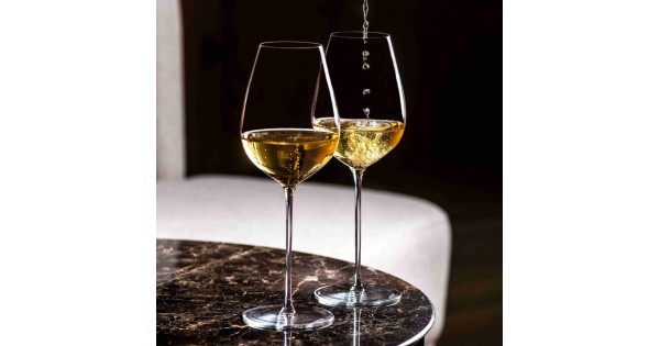 Verres Hommage 45 cl Lehmann avec vin blanc sur une table