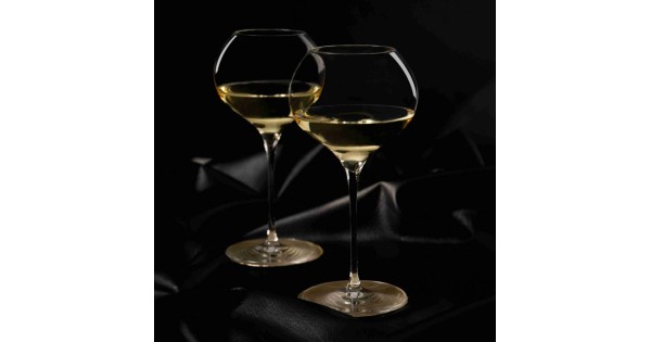 Verres Grand Blanc La Poétique Lehmann remplis de vin blanc