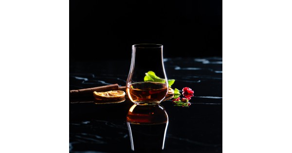 Verre Islay Lehmann rempli de spiritueux sur fond sombre