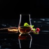 Verre Islay Lehmann rempli de spiritueux sur fond sombre