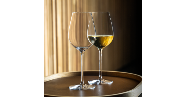 Verres Hommage 38 cl Lehmann présentés avec du vin blanc