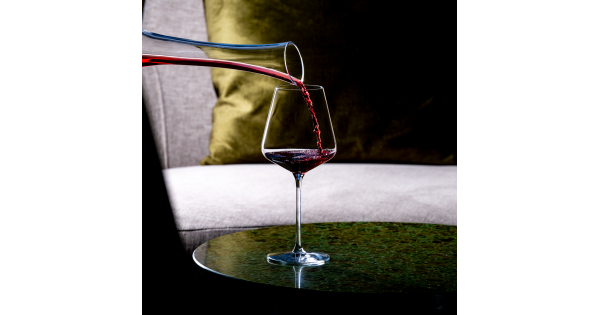 Service de vin rouge dans un verre Hadrien Lehmann
