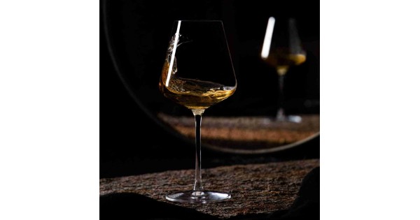 Verre Hadrien Lehmann rempli de vin sur une table