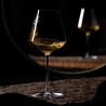 Verre Hadrien Lehmann rempli de vin sur une table