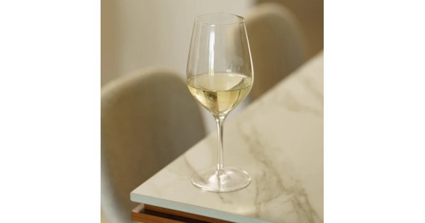 Verre à vin blanc Exquisit 35 cl Stölzle Lausitz sur une table