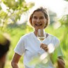 Verre Exquisit universel 42 cl Stölzle Lausitz tenu en main en extérieur