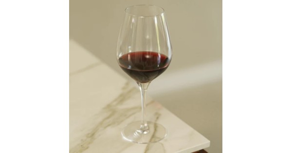 Verre Exquisit 48 cl Stölzle Lausitz rempli de vin rouge sur une table
