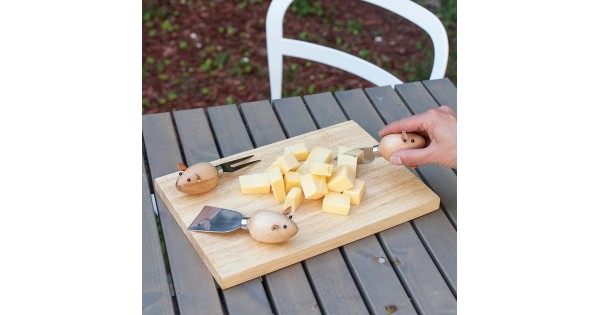 Couteaux Souris Kikkerland utilisés sur une planche de fromages