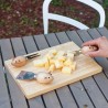Couteaux Souris Kikkerland utilisés sur une planche de fromages