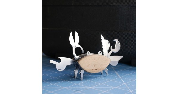 Crabe Kikkerland présenté debout avec ses outils en inox ouverts