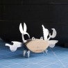 Crabe Kikkerland présenté debout avec ses outils en inox ouverts