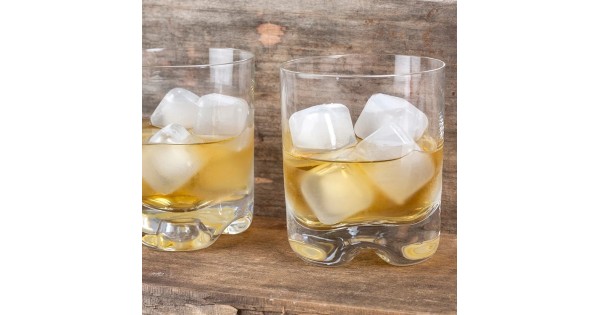 Glaçons translucides Kikkerland utilisés dans deux verres