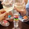 Marque-verres colorés Kikkerland sur des verres à pied pendant un apéritif