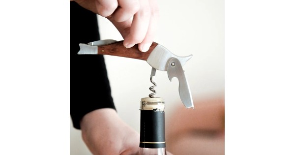 Sommelier Oiseau Kikkerland utilisé pour extraire un bouchon de vin