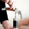 Sommelier Oiseau Kikkerland utilisé pour extraire un bouchon de vin