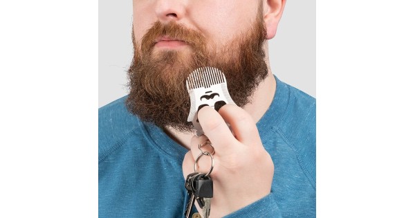 Peigne à barbe Kikkerland utilisé pour peigner une barbe